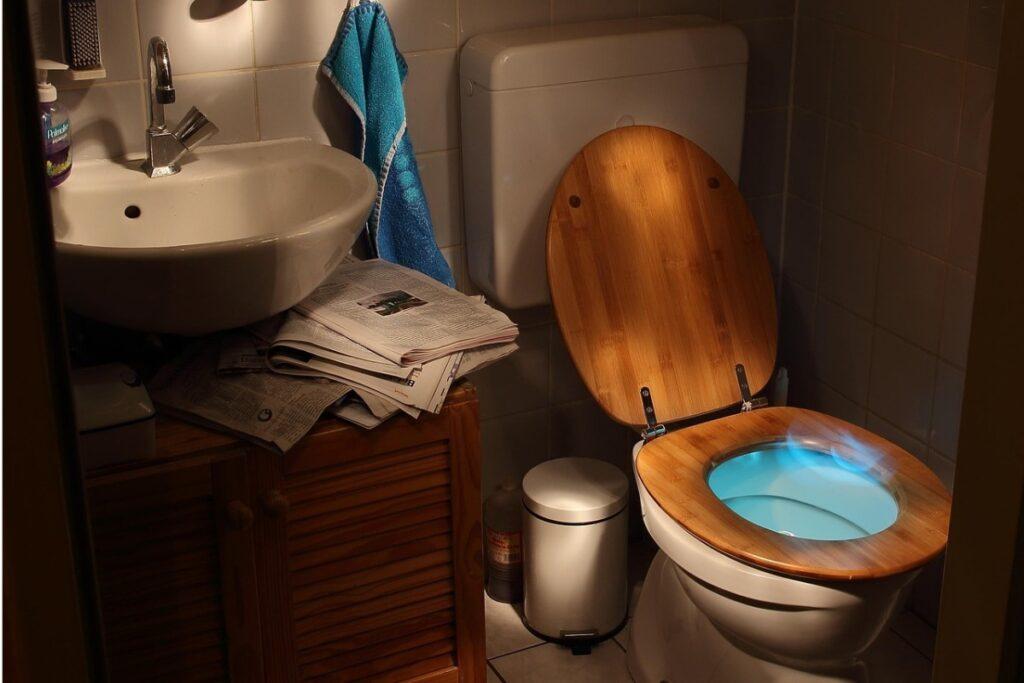 Избавляемся от желтых полос в унитазе: бабушкин метод, который всегда работает — дешево и надежно