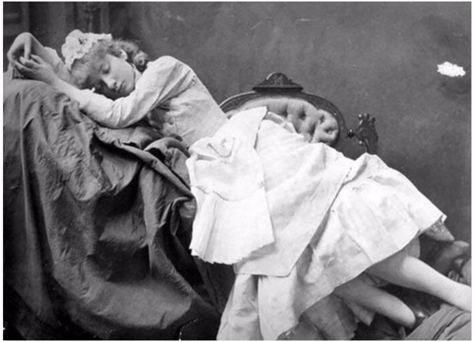 Бывшая мертвая жена. Post Mortem викторианской эпохи. Викторианская Англия посмертные снимки. Мортем викторианской эпохи.