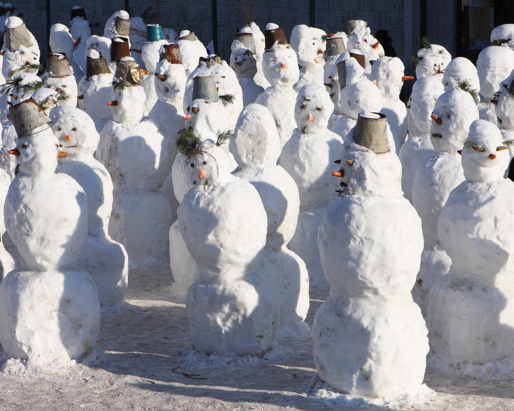 Толпа снеговиков