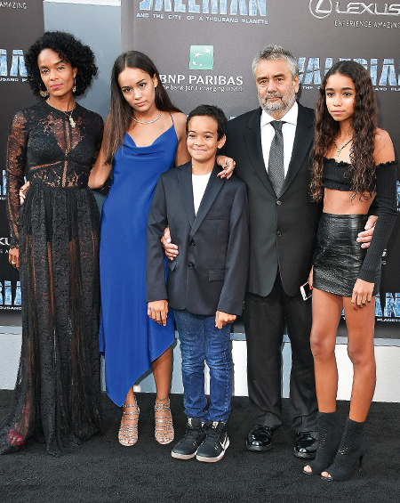Люк Бессон с семьей на премьере фильма в Лос-Анджелесе - с женой Виржини, дочерьми Талией и Сатин и сыном Мао, июль 2017-го 