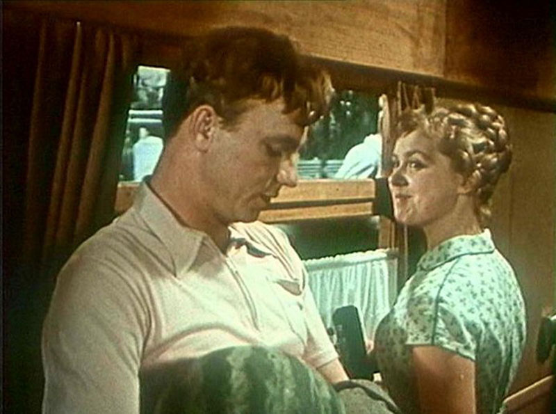 Девушка без адреса едет покорять Москву Девушка без адреса едет покорять Москву Девушка без адреса,кино и тв,наши звезды,фильм,шоубиz,шоубиз