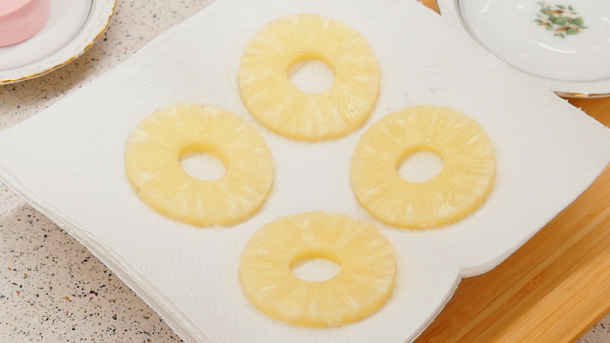 Для кутабов с "гавайской" начинкой тесто замешиваем точно такое же, как и в первом варианте. Для начинки берём 320 г ананасов (у меня консервированные) и обсушиваем их с помощью бумажных полотенец.

