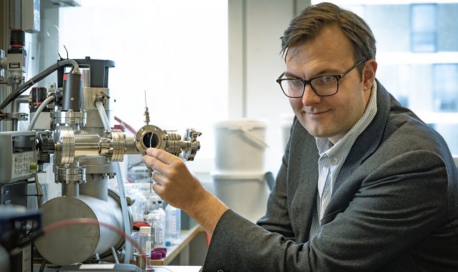 Солнечную энергию удалось превратить в жидкое топливо и cохранить «в бутылке» Солнечную энергию удалось превратить в жидкое топливо и cохранить «в бутылке» наука