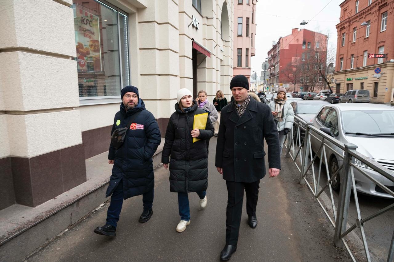 Рабочая группа провела пеший обход будущей зоны платной парковки в Петроградском районе