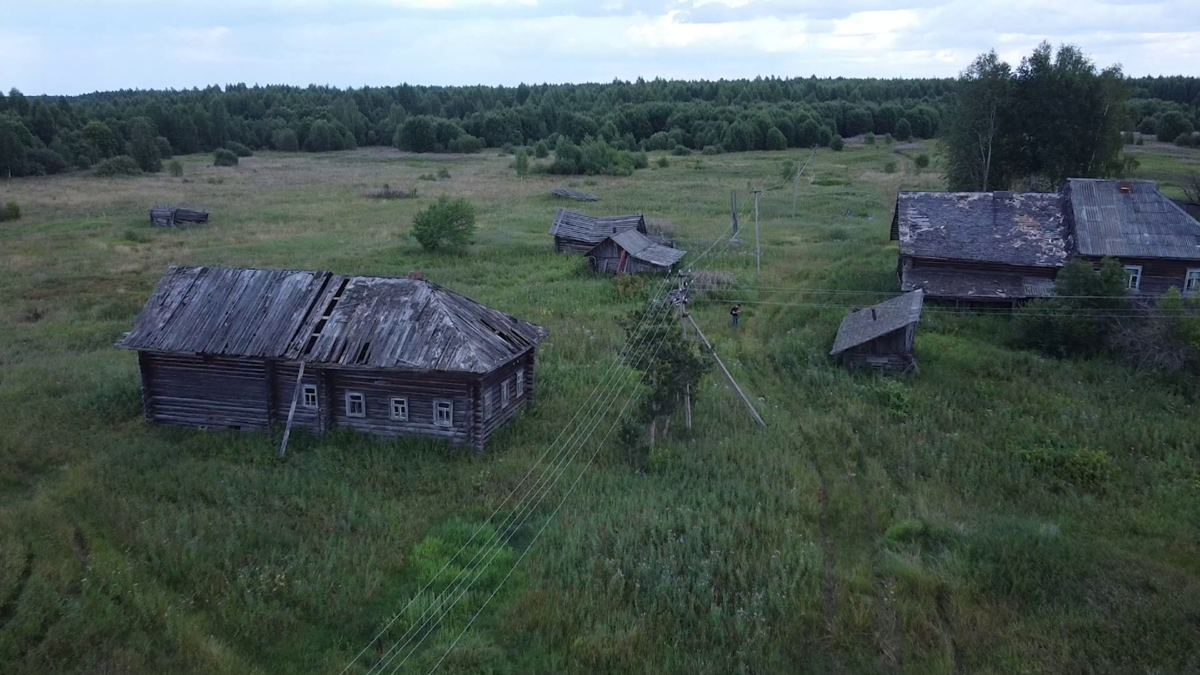 По всей России разбросаны десятки тысяч брошенных деревень и сел. Целые вымирающие области, где нет ни единой души. Я покажу нетронутую деревню, где возможно прикоснуться к прошлому.-13