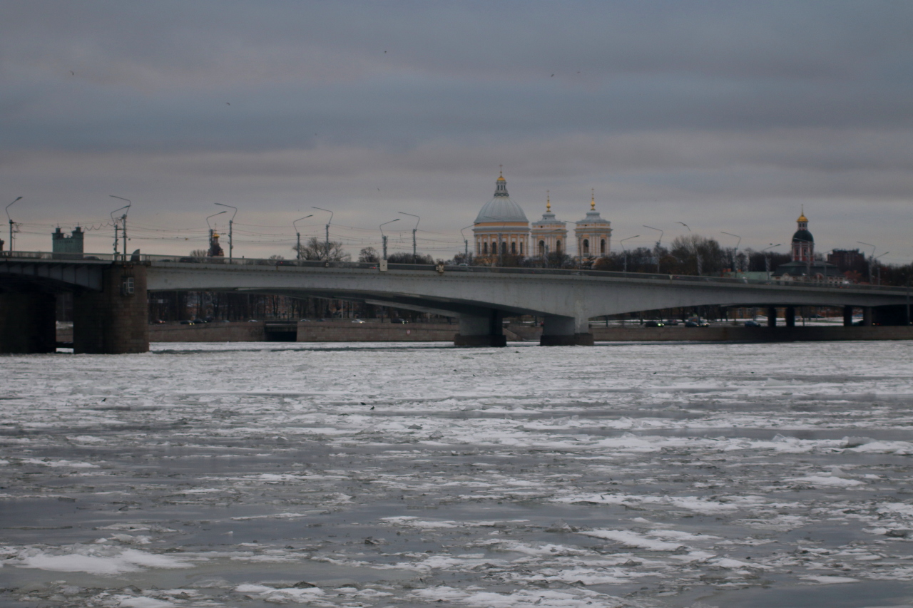 На Неве в Петербурге тонет 