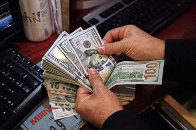 A money changer counts U.S. dollar banknotes at a currency exchange office in Ankara, Turkey November 11, 2021. REUTERS/Cagla Gurdogan