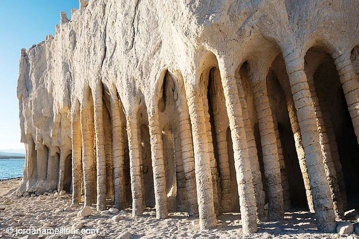 Таинственные каменные колонны озера Кроули в Калифорнии, США (11)