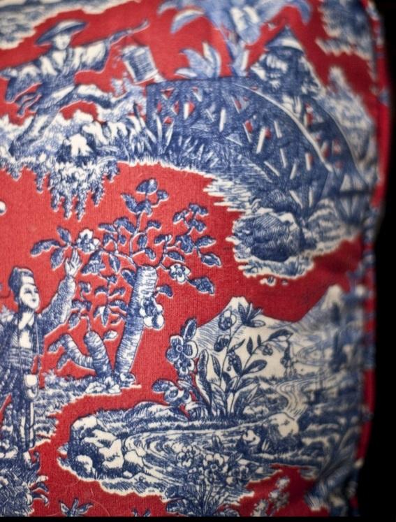 Дизайнерское спальное место для питомца из чемодана Дизайнерское спальное место для питомца из чемодана