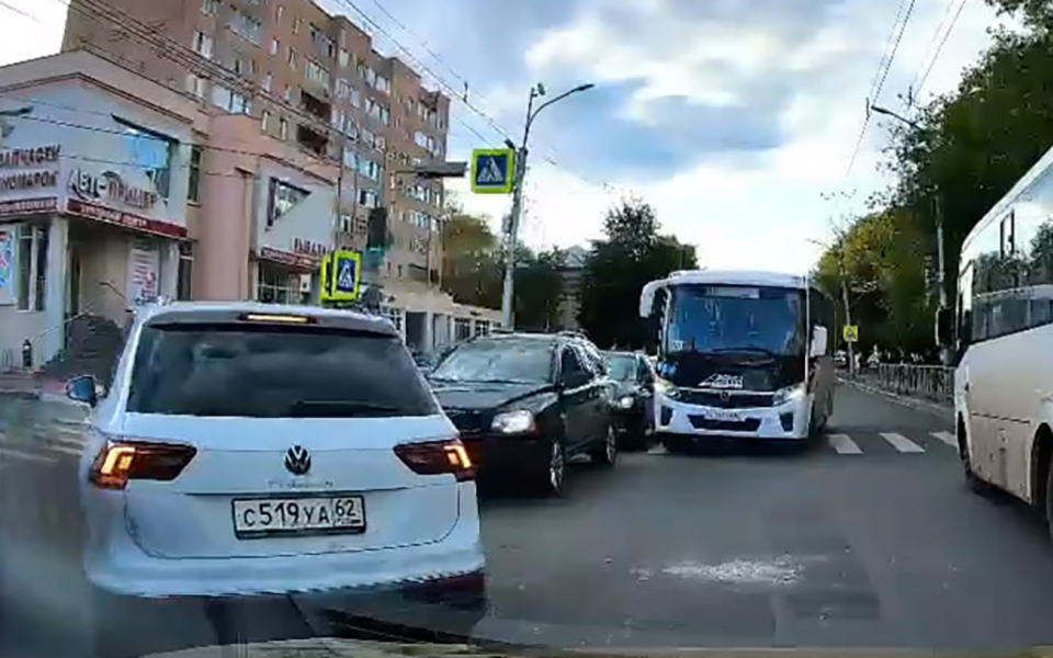 Водитель маршрутки в Рязани пытался объехать пробку на Грибоедова