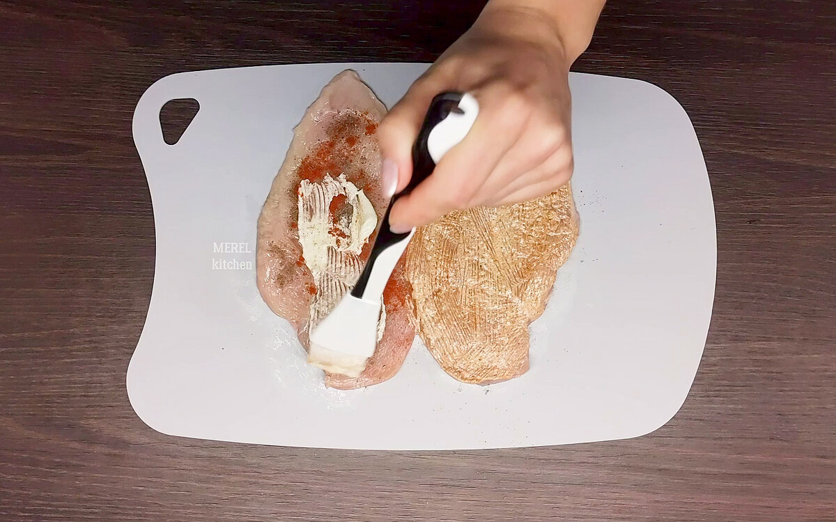 Впервые я попробовала такие вкусные рулетики у подруги в гостях, мне они так понравились, что я решила сразу приготовить так же дома для своей семьи.-5