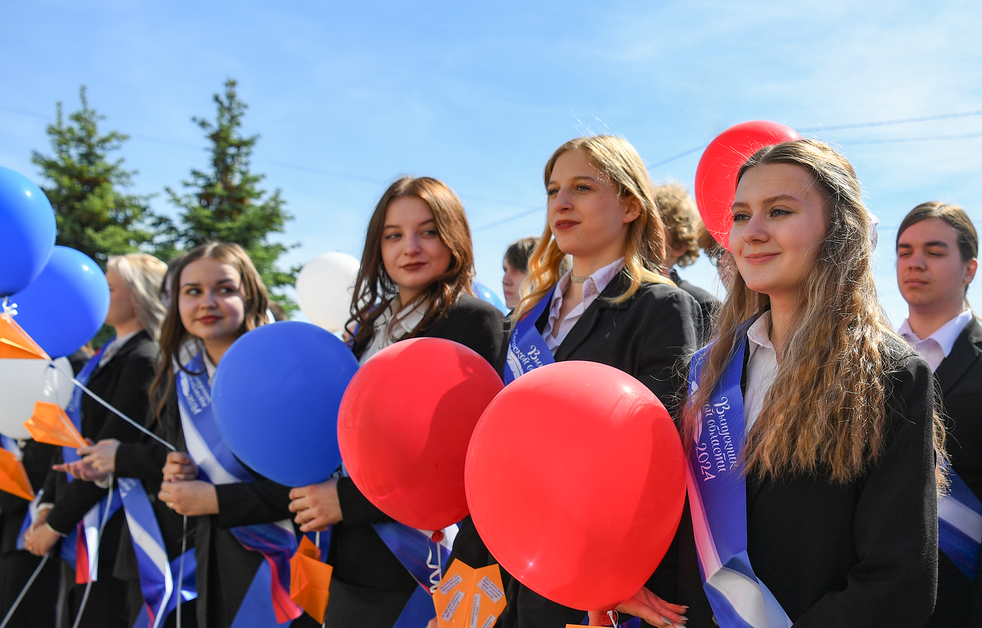 В школах Тверской области проходят последние звонки