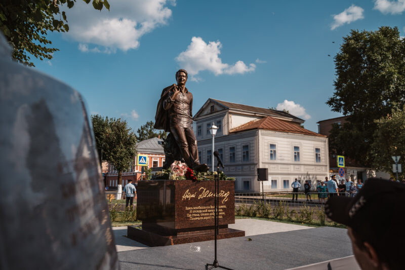 Памятник дементьеву в твери фото