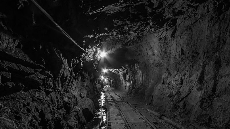 Четыре человека погибли при выбросе газа из шахты в Казахстане