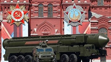 Российская твердотопливная межконтинентальная баллистическая ракета РС-24 «Ярс» во время парада Победы на Красной площади
