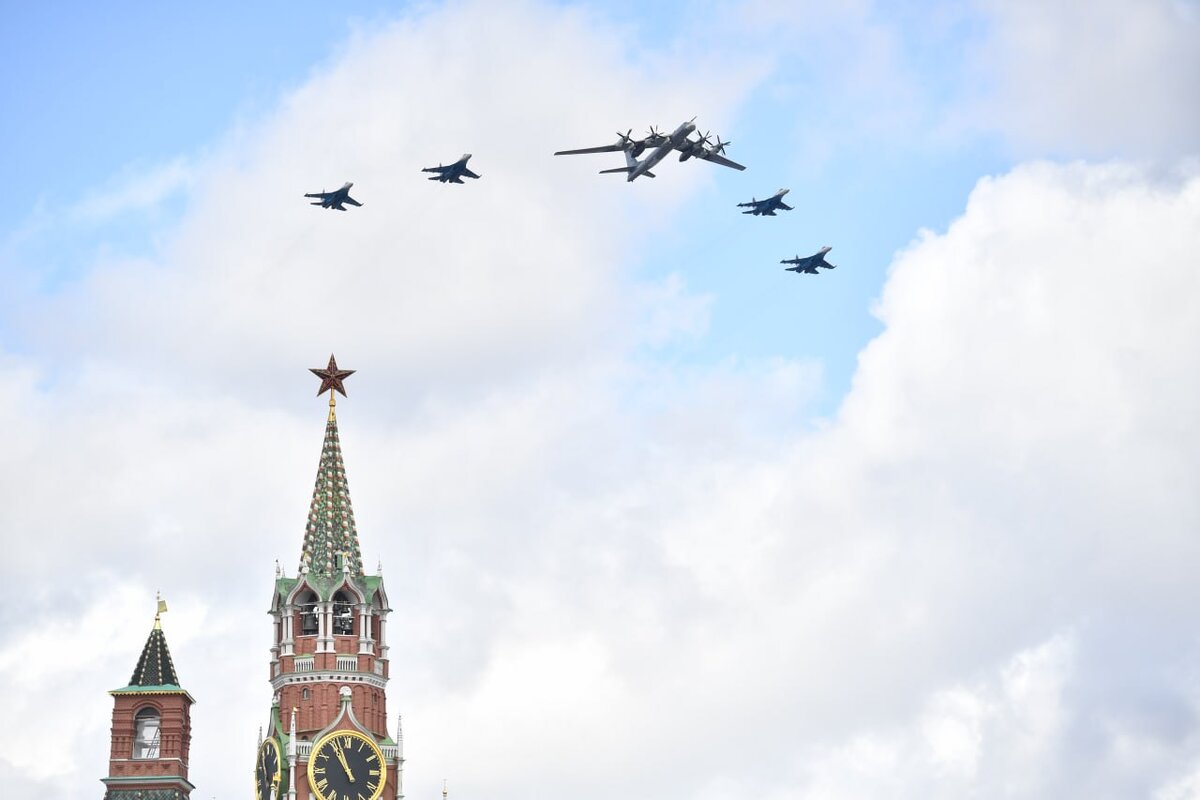 А это уже сопровождение самолёта из ядерной триады нашими истребителями. Фото: © Komsomolskaya Pravda/Globallookpress