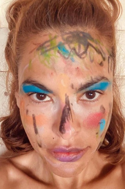 Подрастающие визажистки: дочки Евы Мендес сделали ей дерзкий макияж Звездные дети