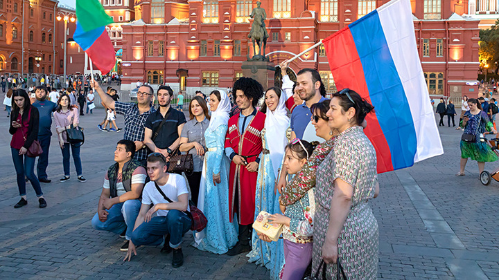ЯЗЫКИ РОССИИ – ИСТОЧНИК РОЗНИ ИЛИ СВЯЗУЮЩИЙ ЭЛЕМЕНТ? ЯЗЫКИ РОССИИ – ИСТОЧНИК РОЗНИ ИЛИ СВЯЗУЮЩИЙ ЭЛЕМЕНТ? россия
