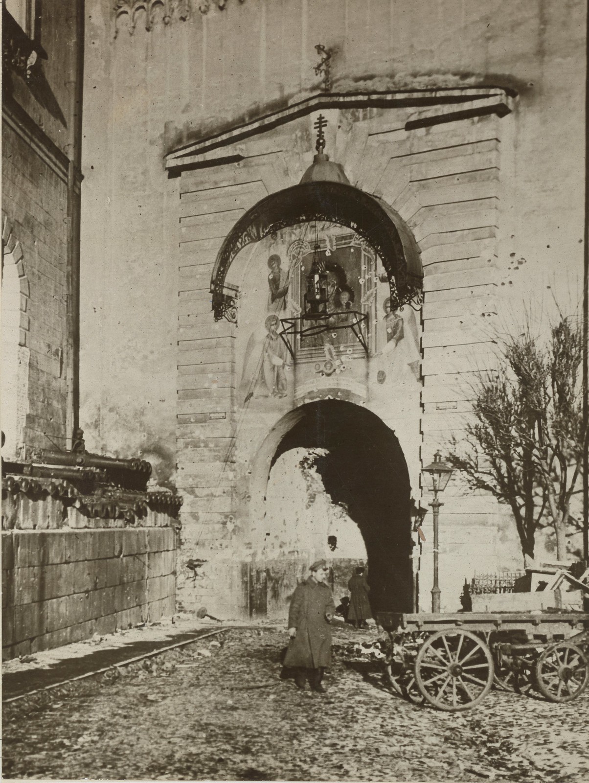 1917. Поврежденная во время октябрьских боёв кремлёвская башня
