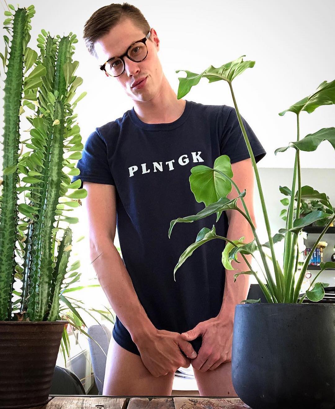 Популярный Instagram-аккаунт «Boys with Plants», где полуголые мужчины позируют с растениями 