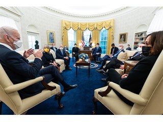 «Плюрализм» по-вашингтонски – это когда там несколько разных внешних политик...