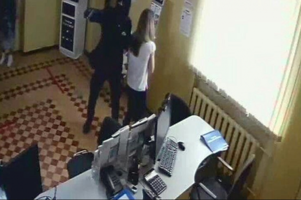 Вооруженный преступник ограбил банк в Феодосии