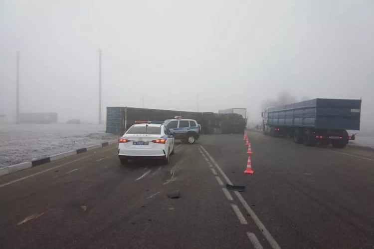 В Краснодарском крае на трассе опрокинулся грузовик: водитель в больнице