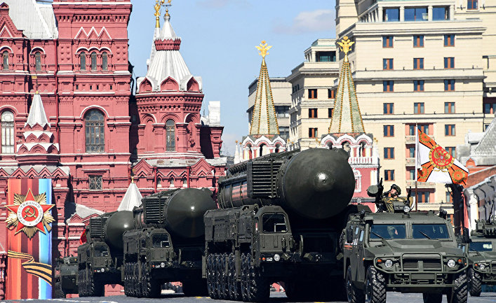 Российские комплексы межконтинентальных баллистических ракет «Ярс» РС-24 во время репетиции Парада Победы в Москве 7 мая 2017 года.