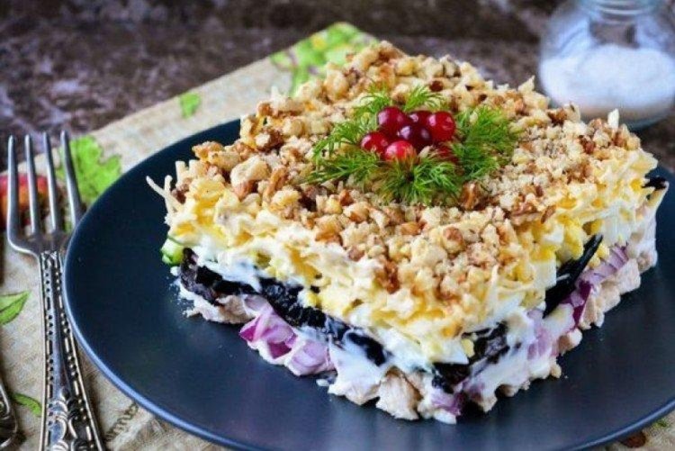 Слоеный салат из картошки с солеными огурцами, кукурузой и черносливом