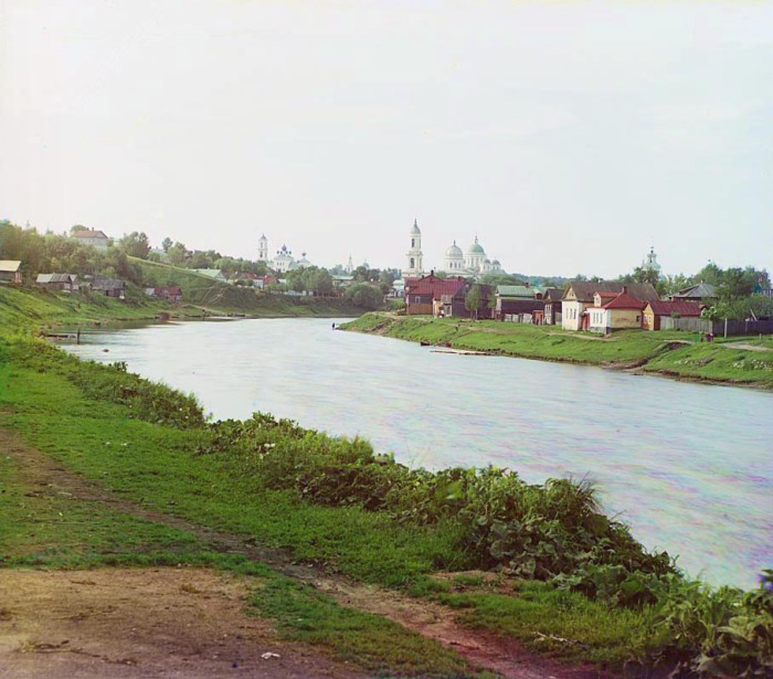 Берег реки Тверцы в городе Торжок. 