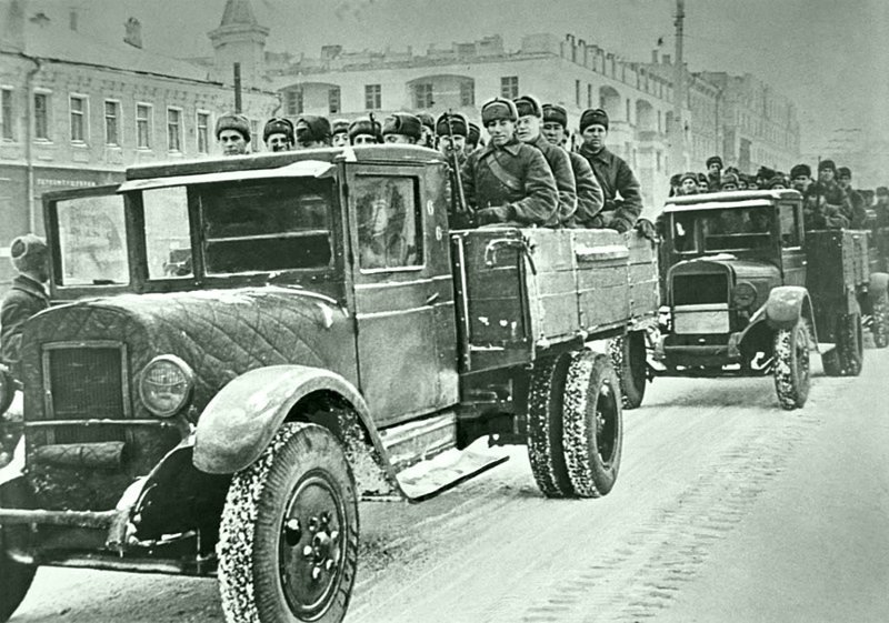 Советские бойцы на грузовиках ЗиС-5 из Москвы отправляются на фронт. Время съемки: 1941. Автор: Наум Грановский Автомобили РККА, Великая Отечественная Война, СССР