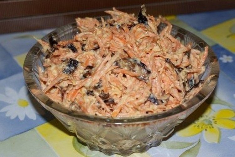 Пикантный салат из моркови с черносливом