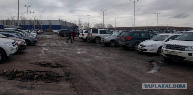 Перехватывающая парковка у метро "Соларьево" начала разваливаться.