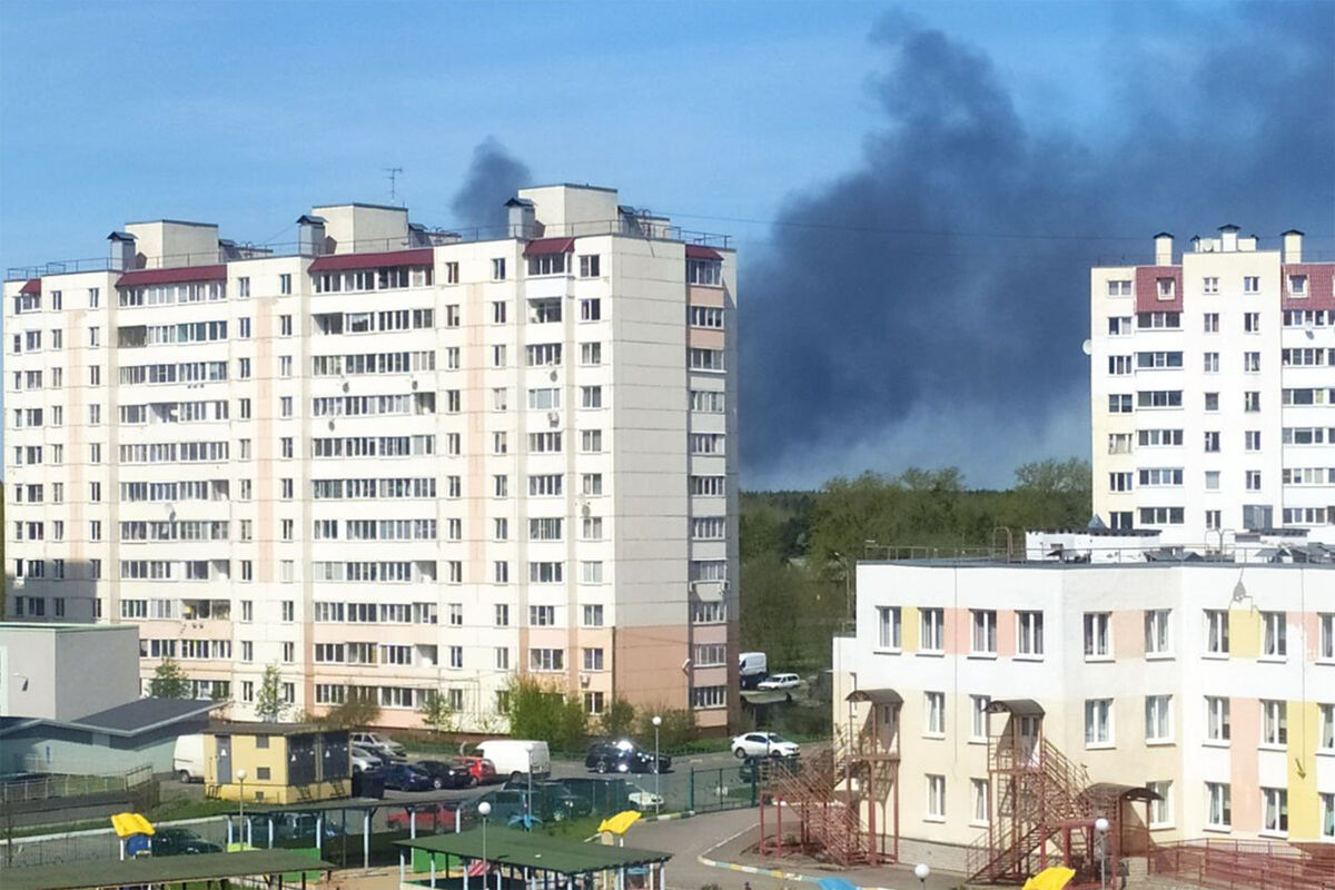 В Выборгском районе Санкт-Петербурга загорелся ангар