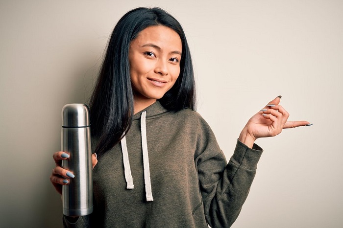 Китайцы ходят с термосами, чтобы вода оставалась горячей целый день. / Фото: lady.mail.ru