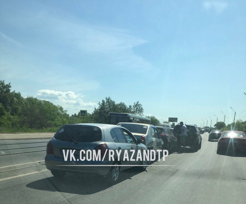На Северной окружной дороге в Рязани образовалась большая пробка из-за массового ДТП
