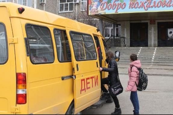 Школьный автобус с детьми попал в аварию из-за табуна лошадей