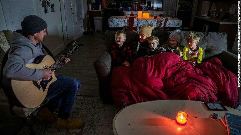 Техасская семья проехала более 230 миль, чтобы вырваться из ледяного плена и согреться