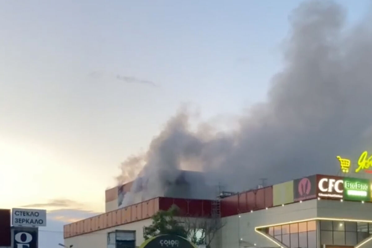 МЧС: в ТЦ Симферополя огонь охватил 500 кв. м, частично обрушилась кровля