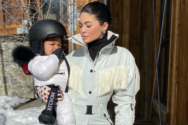Снежная королева! Кайли Дженнер вместе с дочерью Сторми катается на сноуборде