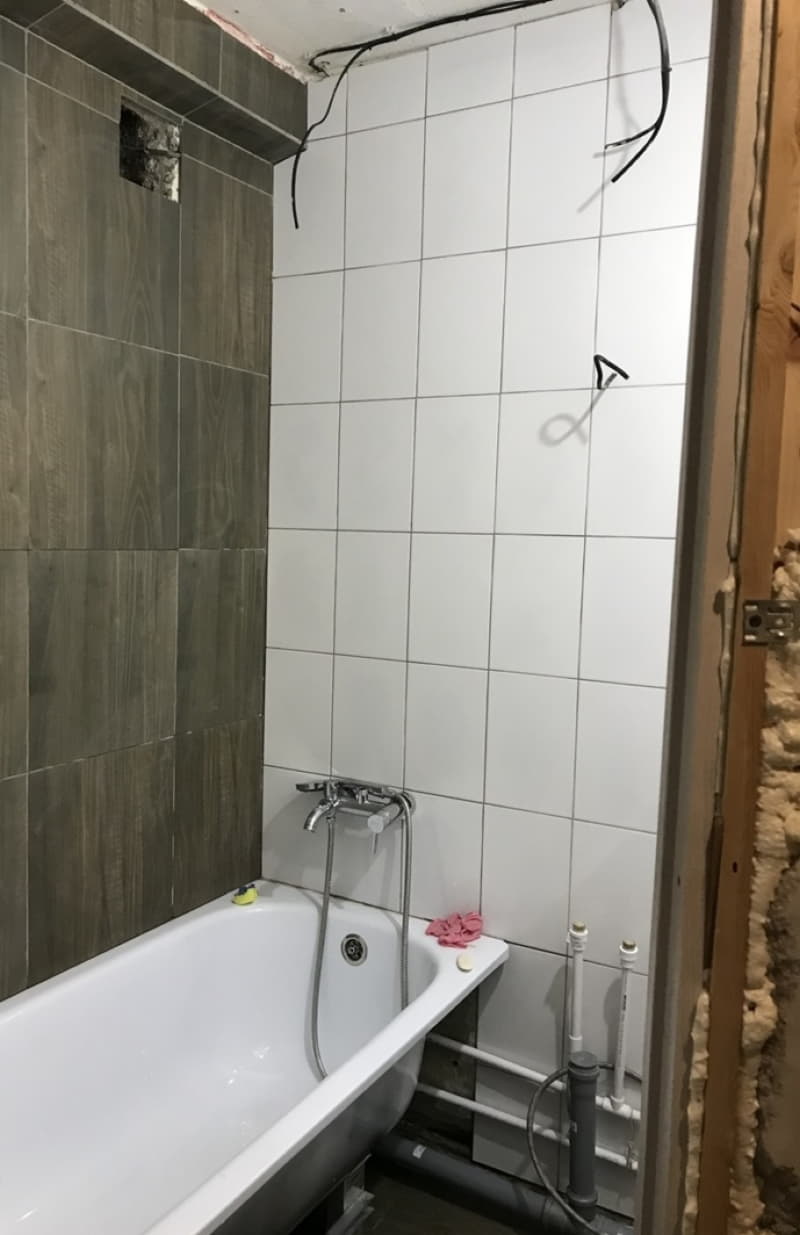 Парень в 22 года сделал ремонт ванной комнаты в подарок маме. Всё своими руками! Парень в 22 года сделал ремонт ванной комнаты в подарок маме. Всё своими руками! архитектура,декор,дизайн,жилье,инструмент,интерьер,квартира,недвижимость,полезные советы,ремонт,строительство,стройматериалы,текстиль