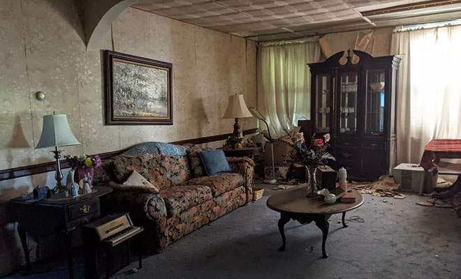 Мужчина купил старый и обнаружил на чердаке комнаты, которых не было на плане. Сюда никто не входил более 70 лет Культура