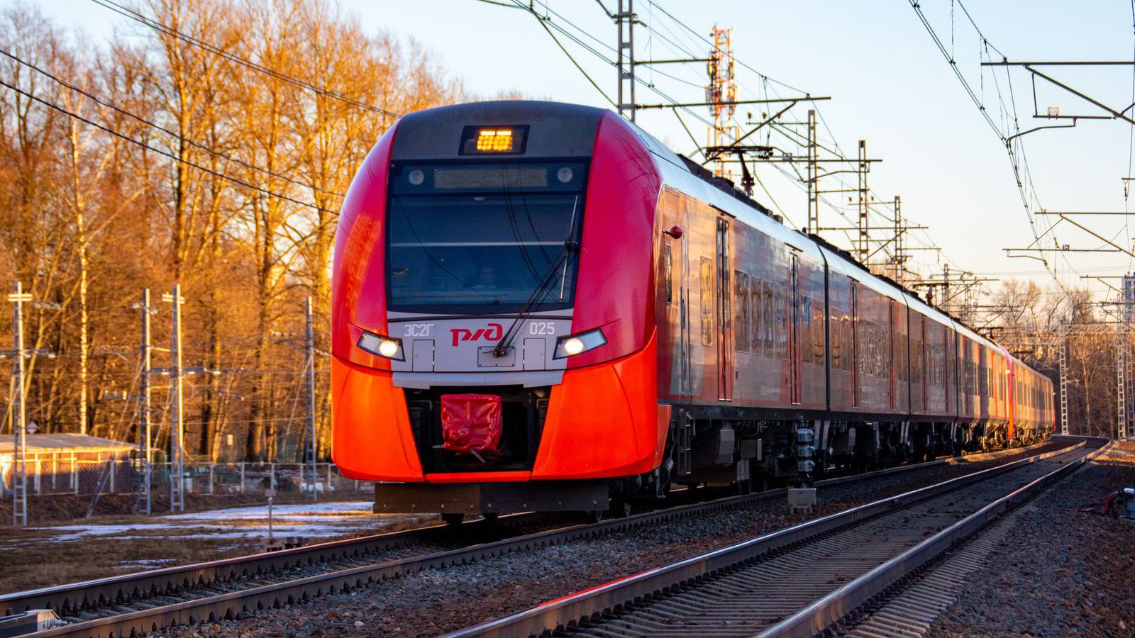 Человек упал на железнодорожные пути в Москве