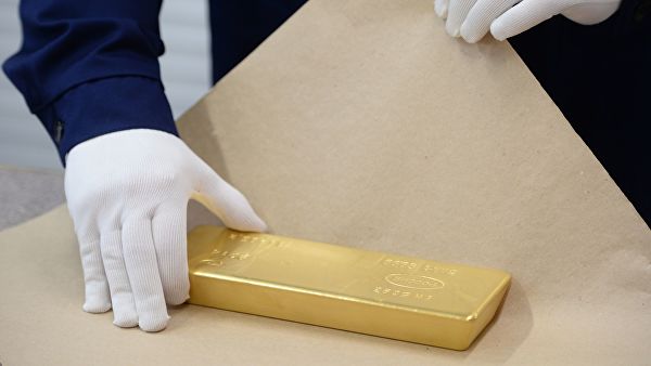 Упаковка золотого слитка на Екатеринбургском заводе