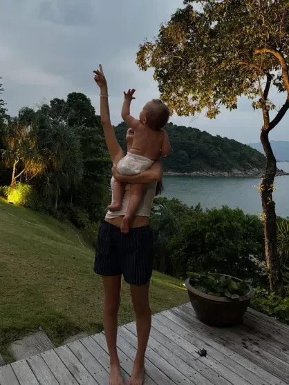 Жена Александра Петрова Виктория снялась в бикини на отдыхе с мужем и сыном Петров, Виктории, Александра, сыномВиктория, Александр, Виктория, ПетроваВиктория, ПетроваСын, Викторией, Милославская, Петровы, ПетроваАлександр, женой, Петрова, актёра, экстремистской, Женитьба, расставании, объявляли, масштабную