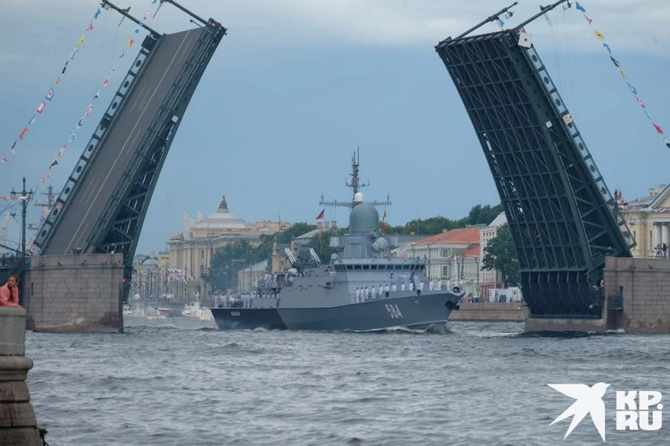 31 июля в Северной столице фактически прошло два парада кораблей