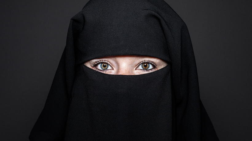 Как проходят границу исламские женщины, которым запрещено показывать свое лицо некоторых, мусульманских, контроля, случае, паранджу, странах, приверженцев, стоит, полностью, может, исламских, женщин, нарядах, Пройдя, путешествующая, мусульманка, интересно Считается, попадает, помещение, которое