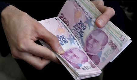 A merchant counts Turkish lira banknotes at the Grand Bazaar in Istanbul, Turkey, March 29, 2019. REUTERS/Murad Sezer/File Photo