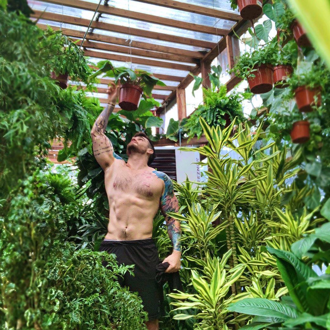 Популярный Instagram-аккаунт «Boys with Plants», где полуголые мужчины позируют с растениями 