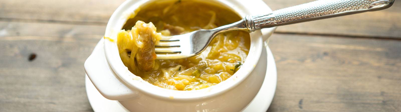 Классический французский луковый суп — вкус и текстура